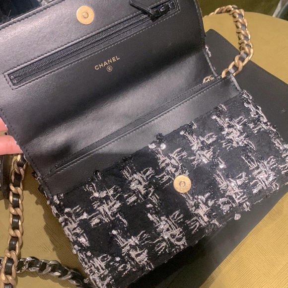 CHANEL - TWEED 19 FLAP BAG - smallest size - Picture 5 of 11